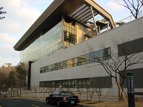 盤浦地区にある韓国国立図書館の外観
