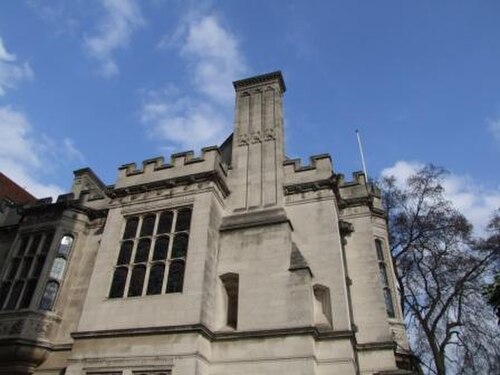 2 Temple Place の外観。マチコレートされた胸壁が見える。