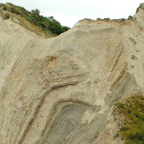 地質学的に異なる層構造を示す画像。