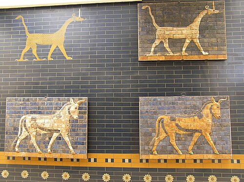 イスタンブール考古学博物館の門にあるオーロックスとムシュフシュの像