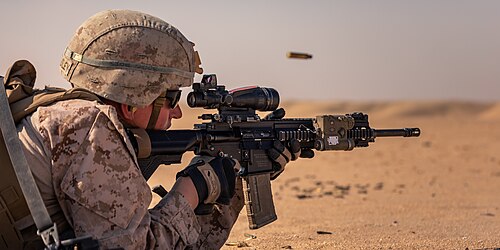 分隊用デイオプティクス（SDO）とAN/PEQ-16を装備したM27
