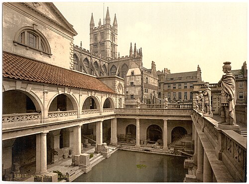 19世紀後半に撮影された、ローマ浴場の大浴場を写したフォトクローム写真。柱が水面の上にそびえ立ち、背景には16世紀初頭に修復されたバース寺院の尖塔が見える。