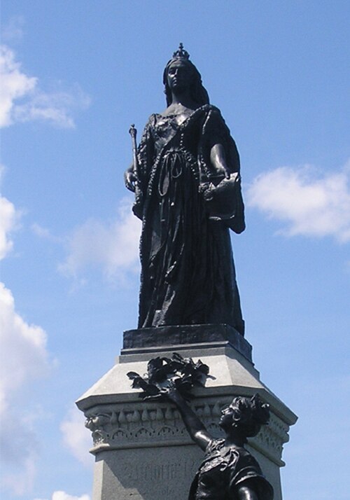 ヴィクトリア女王像（1900年建造）、1901年にコーンウォール公兼ヨーク公ジョージ王子によって献納された。