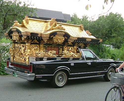 1981年～1985年 リンカーン・タウンカーを改造した仏教霊柩車（日本）