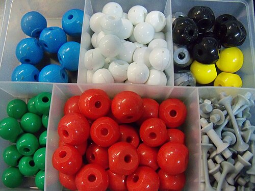 穴の開いた鮮やかな色のプラスチックボール。