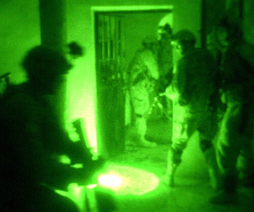 イラクのファルージャの空挺部隊が暗視ゴーグルを使って夜間襲撃を実施