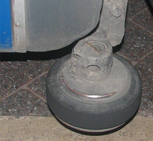 バスに取り付けられた小さな水平車輪