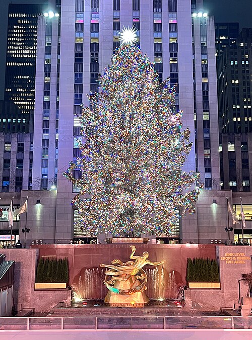 ロックフェラーセンターのクリスマスツリー。高さ82フィートのノルウェースプルースに5万個のLEDライトとスワロフスキークリスタルの星が飾られている。