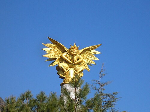ナシ族にとって神聖な不死鳥の像。