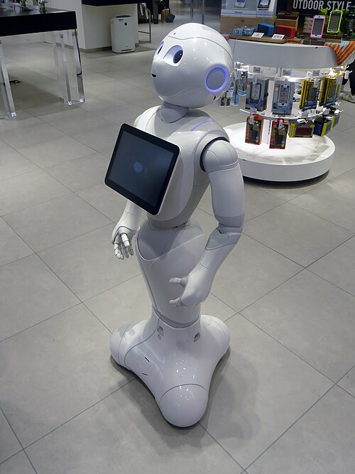 小売店に立つロボット「ペッパー」