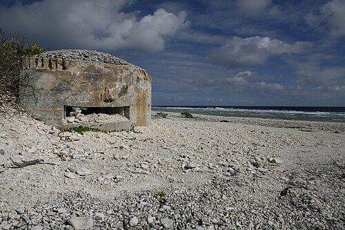 ウェーク島にある第二次世界大戦時の掩蔽壕。ビーチを見下ろす位置にある。