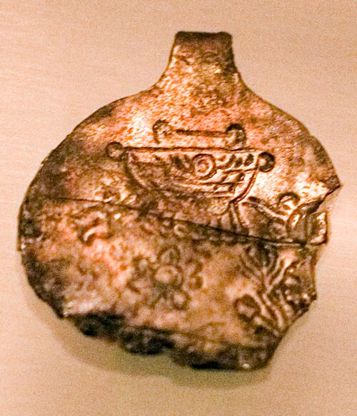 ウラルトゥ王国滅亡期のカルミル・ブルル出土の銀メダル（アルメニア歴史博物館所蔵）