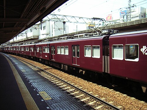 リニューアル後の5300系。編成中央に挟まれた運転台に注目