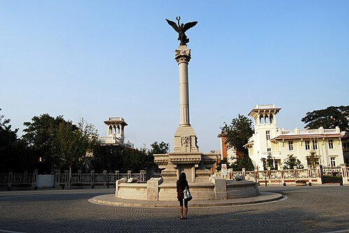 現在、国定歴史文化遺産となっているレジーナエレナ広場の現在の像と家々