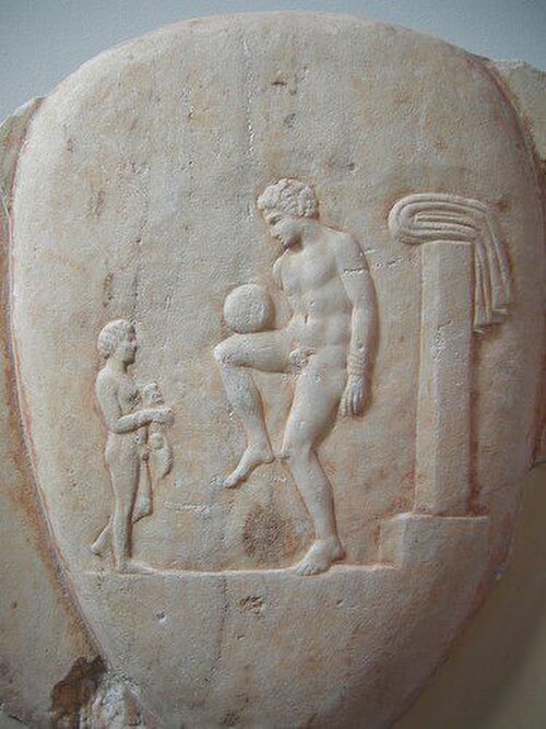 古代ギリシャの運動選手が太ももの上にボールを乗せてバランスを取っている様子、ピレウス、紀元前400年～375年