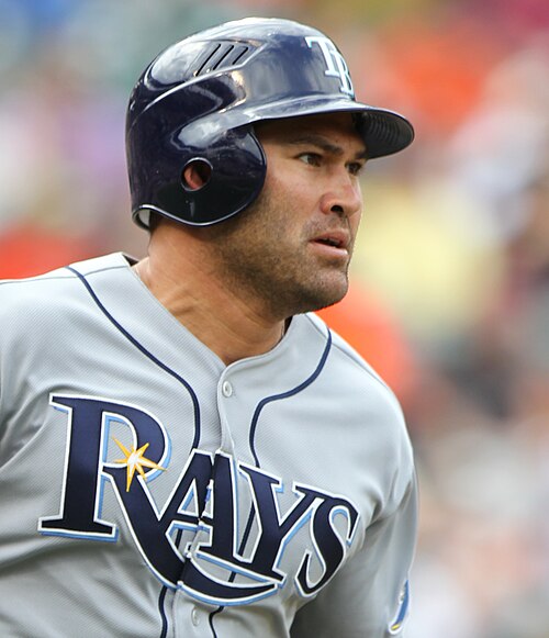 前面に紺色の文字で「RAYS」と書かれたグレーのユニフォームを着た野球選手