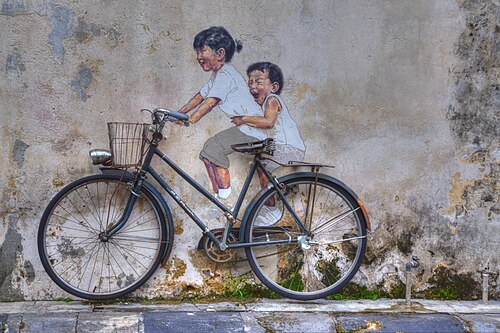 自転車に乗る2人の子供を描いた壁画。