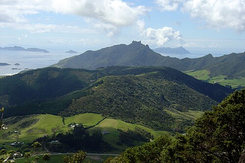 隣接するマナイア山から見たブリームヘッドと周囲の島々