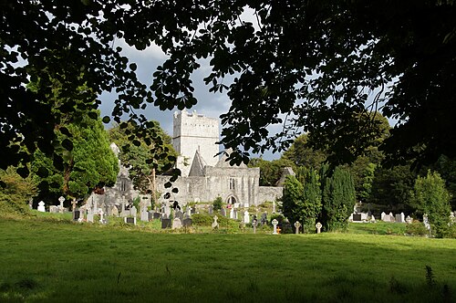 西から見た修道院と墓地
