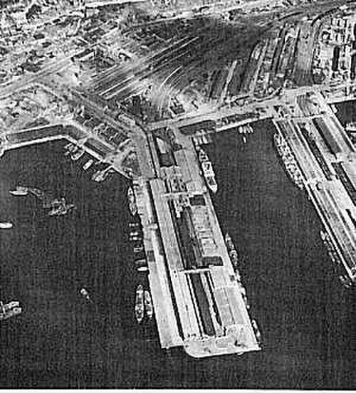 大都市の端にある桟橋