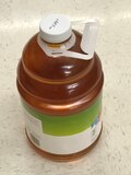 取っ手が付いたリンゴジュースのボトル
