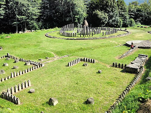 空き地にある円形の建物の遺跡