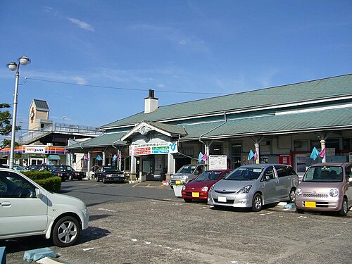駅の入口を北側から眺めた風景。尖塔のある建物はレインボーブリッジです。