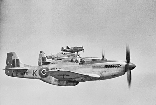 空中に浮かぶ第二次世界大戦時代のプロペラ戦闘機5機