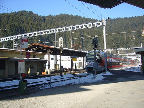 2008年に南東鉄道シュタドラーFLIRT駅に到着