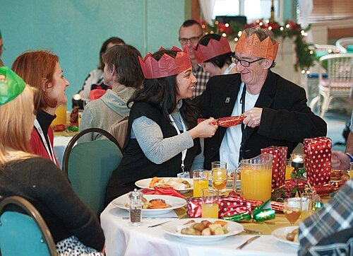 クリスマスディナーの参加者たち、サルフォード（イギリス）