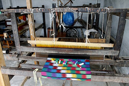 バングラデシュのダッカでタペストリーの骨として使用される紙製の羽根（紙製のボビン）。