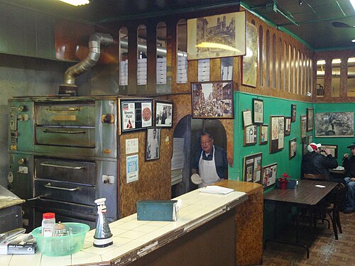 ディ・ファラ・ピザの店内。入り口にはデマルコが立っている