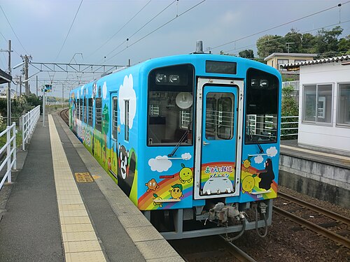 プラットフォームに停車する100系電車