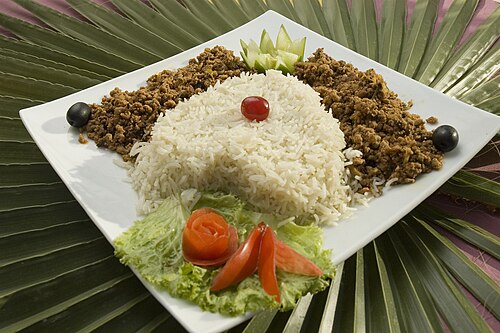 パキスタンのカラチで提供される、炊いたご飯と一緒に提供されるキーマ料理。