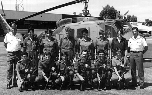 1991年、オーストラリア空軍ピアース基地で訓練演習中の第25飛行隊の隊員たちと、第5飛行隊のA2-509。