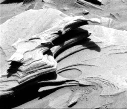 火星のホームプレート高原にある層状の岩石
