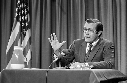 1976年10月6日、ペンタゴンで行われた記者会見で発言するドナルド・ラムズフェルド国防長官。