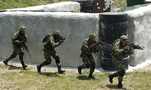 新型野戦服を着た特殊部隊員