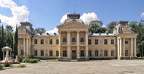 19 世紀初頭に建てられたコロペツ宮殿の眺め。