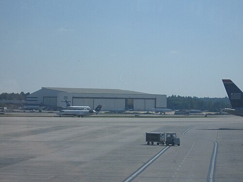 2009 年にターミナルから見たシャーロット ダグラス国際空港の US エアウェイズの格納庫。