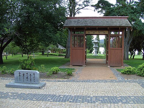 1997年に奈良姉妹都市、オーストラリア首都特別地域キャンベラに寄贈された春日石灯籠