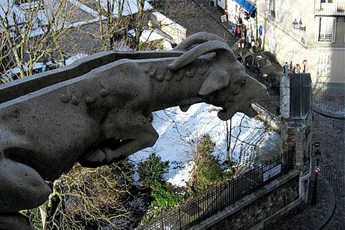 フランス、パリのサクレクール寺院にあるガーゴイル、水路が見える
