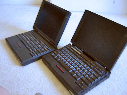 IBM ThinkPad 310EDと760ED。どちらも1996～97年製。760EDは、すべての760 ThinkPadに標準装備されていたユニークなフリップアップキーボードを誇っています。