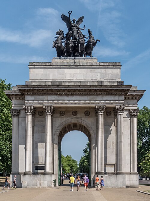 ロンドンのウェリントン・アーチは、ナポレオン戦争におけるイギリスの勝利を記念して1826年から1830年にかけて建設された。