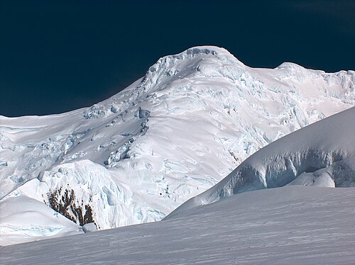 オルフェウス門近くのペルニカ氷河上部から見たフリースラント山。右手にプリスカ尾根が見える。