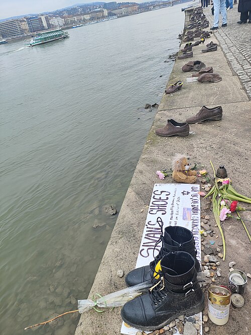 レイム音楽祭虐殺事件で殺害されたシヴァン・シャフラバニの靴、「ドナウ川岸の靴」記念碑