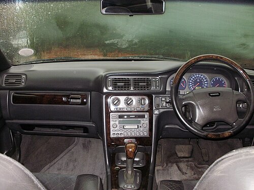アンスラサイト色のインテリアとウォールナット色のウッドトリムを備えた RHD V70 R のダッシュボードの内部ビュー