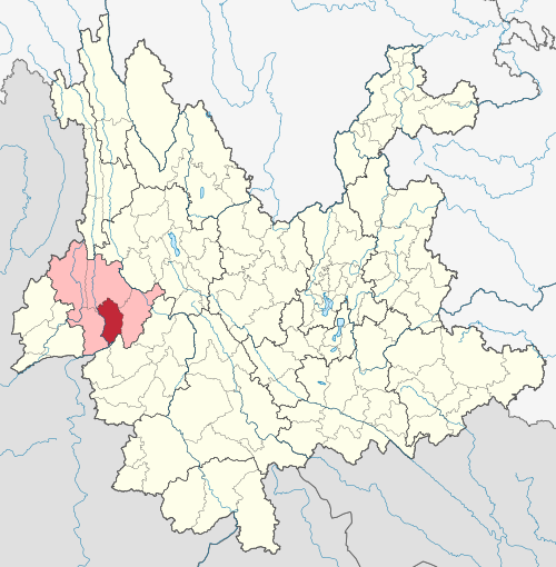 雲南省石甸県（赤）と宝山市（ピンク）の位置
