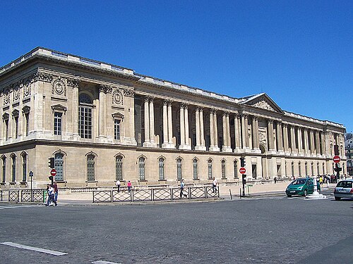 ルーヴル美術館の東棟（1667-1674年建設）[32]：48 ヨーロッパで建設された最も影響力のある古典的なファサードの1つ。2009年の写真