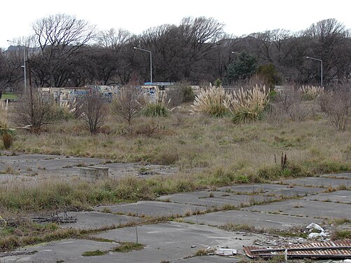 セールヤードの土地とセールヤードの建物の裏側。